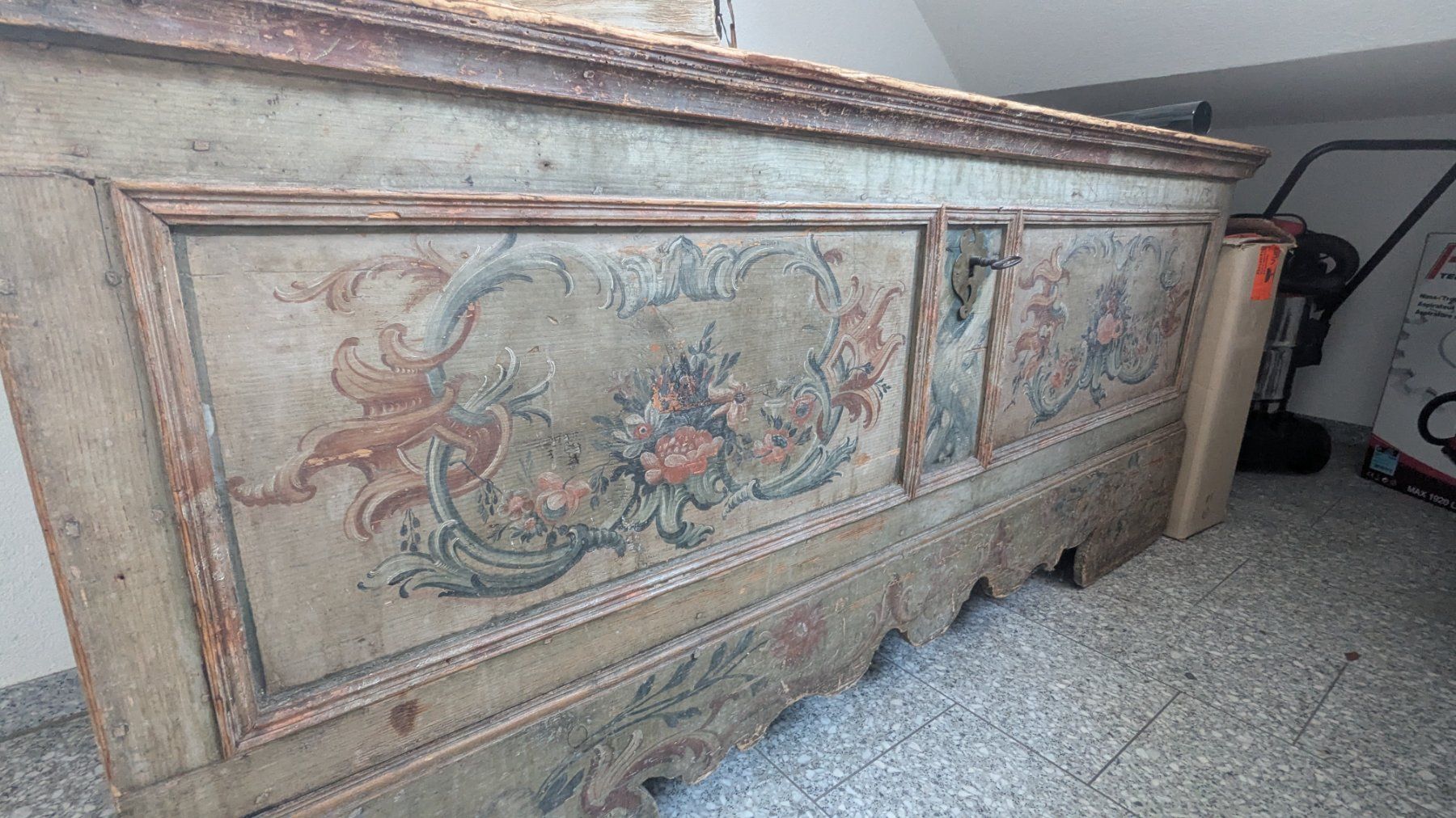 Commodes: alte grosse Kommode – D'occasion à Azmoos par Epsylon3