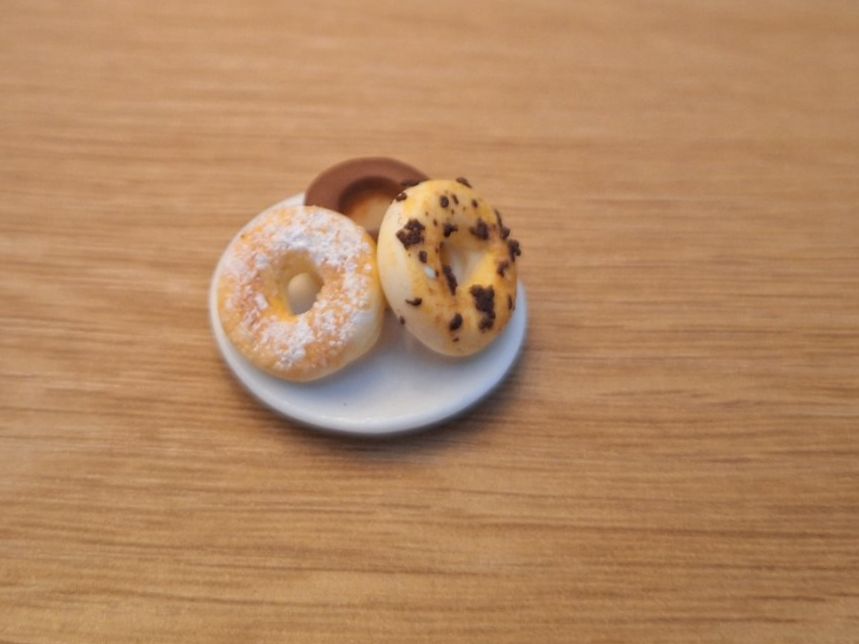 Case e mobili per bambole: Handmade Donuts auf Keramik Teller – Nuovo (secondo la descrizione) da Zürich venduto da HandmadeTinyFood 2