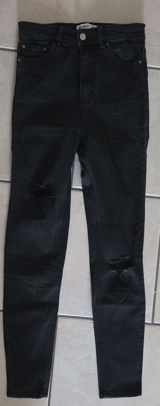 Pull&Bear Jeans: Schwarze Jeans mit Rissen, Grösse 34 – Gebraucht aus Selzach von melaniepauli