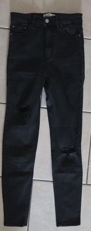 Schwarze Jeans mit Rissen, Grösse 34