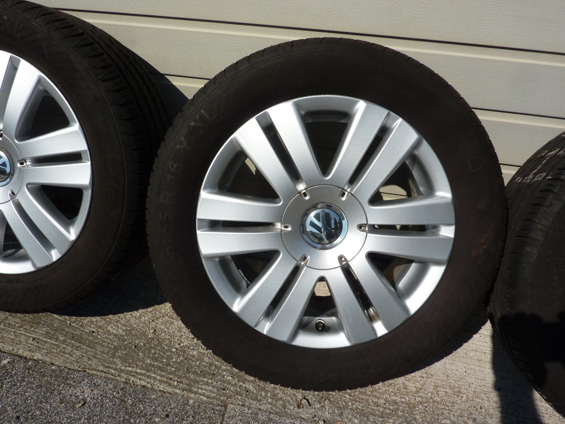 Volkswagen Pneus & Roues: Original VW EOS Kompletrad 16Zoll – D'occasion à Niederscherli par Zahnd1 4