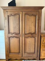 Armoire ancienne en bois massif style Louis XV deux portes
