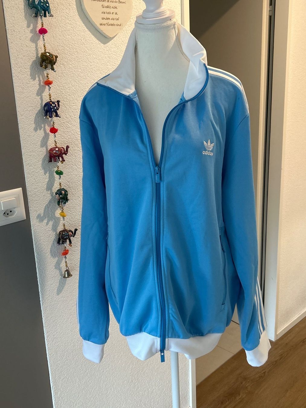 Adidas Giacche: Adidas Trainingsjacke hellblau/weiss Gr. L – Usato da Brunnen venduto da Nala2929 4