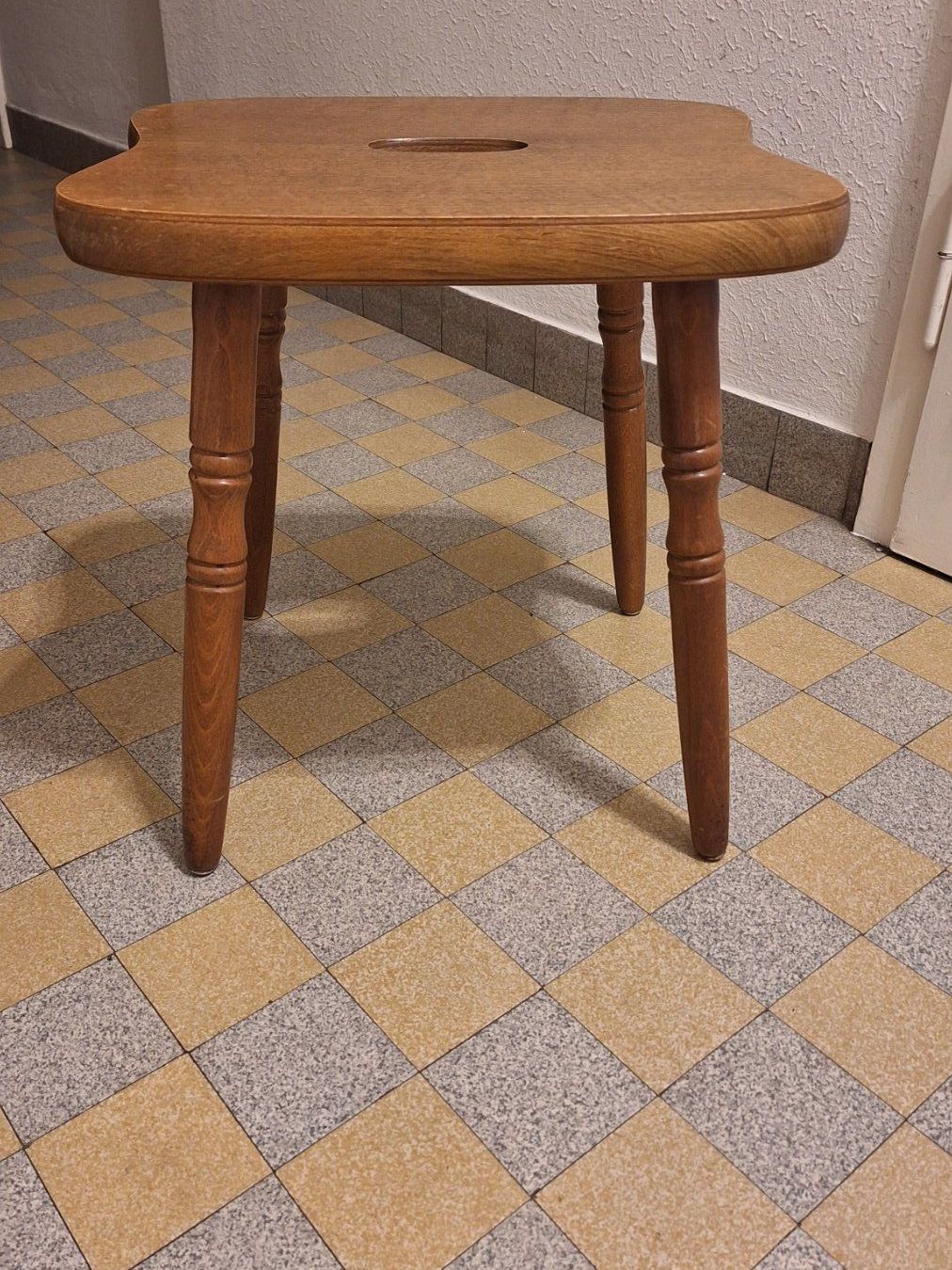 Tabourets: Vintage , robuster Holz- Hocker mit Eingriff – D'occasion à Arlesheim par shopradl 8