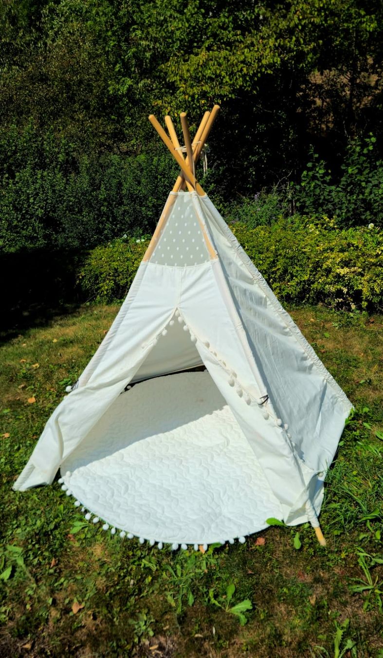 Autres lits & meubles pour enfants: Kinder Tipi Zelt weiss mit Pompons – D'occasion à Steinen par Alonne