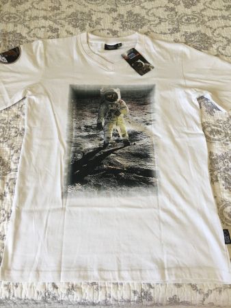 T-shirt neuf  avec impression 1er pas sur la Lune