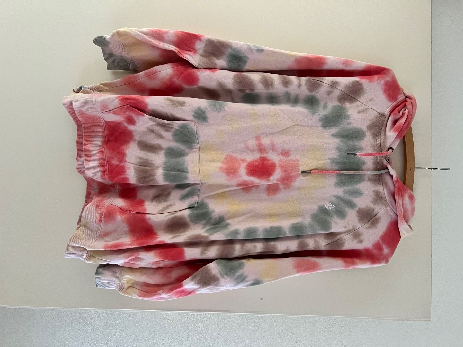 Maglioni & Felpe: Volcom Kapuzenpullover Batik Muster Grösse M getragen – Usato da Bedigliora venduto da madame_pompidou