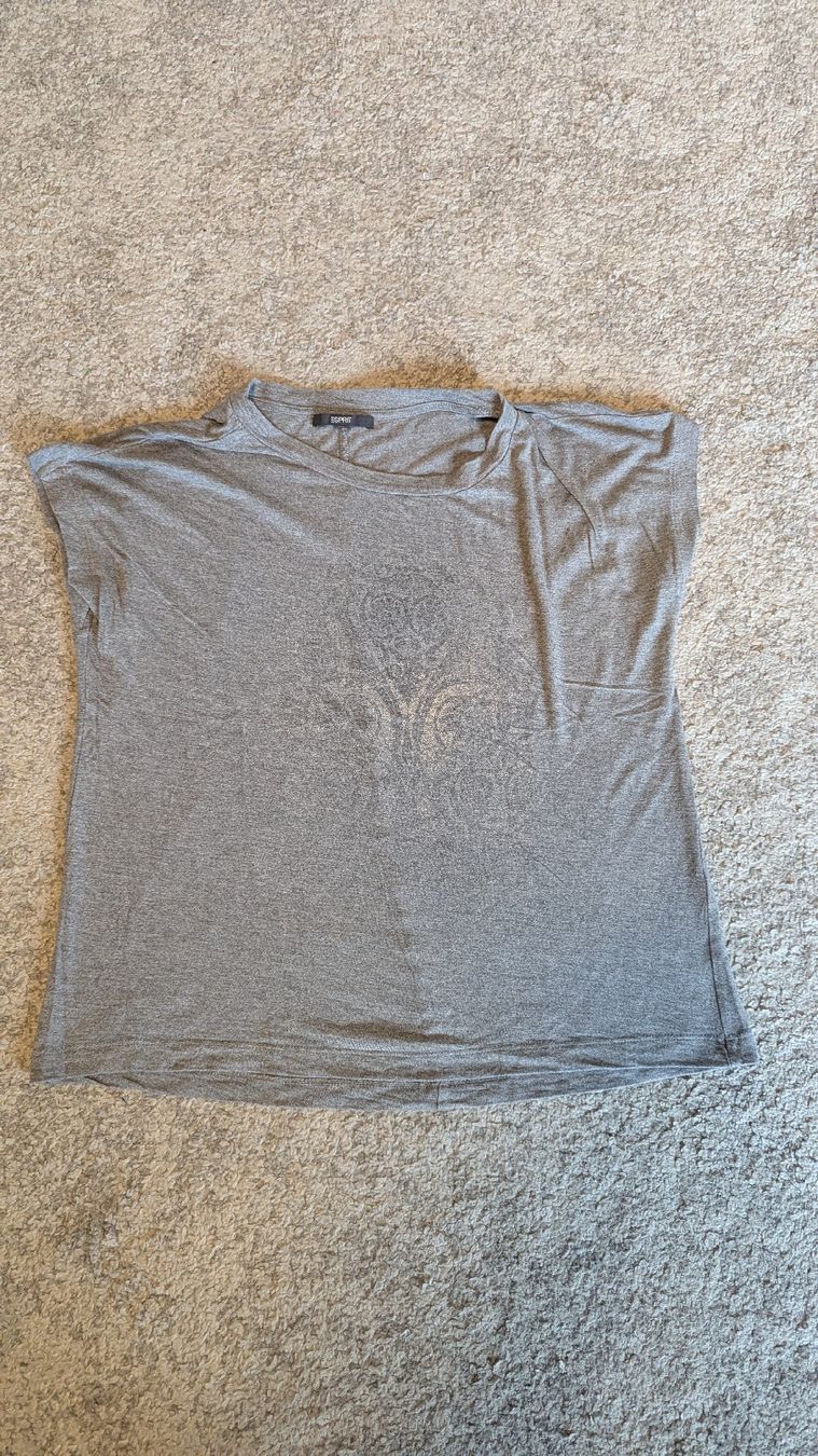 Esprit T-shirt: Sommerliches Esprit Shirt, grau mit silbernem Muster – Usato da Schönengrund venduto da pum_s592