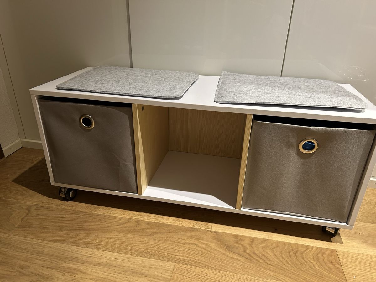 Sonstige Dekorationen & Accessoires: White Storage Bench with 2 Grey Fabric Boxes on Wheels – Gebraucht aus Zürich von mar_d7zz