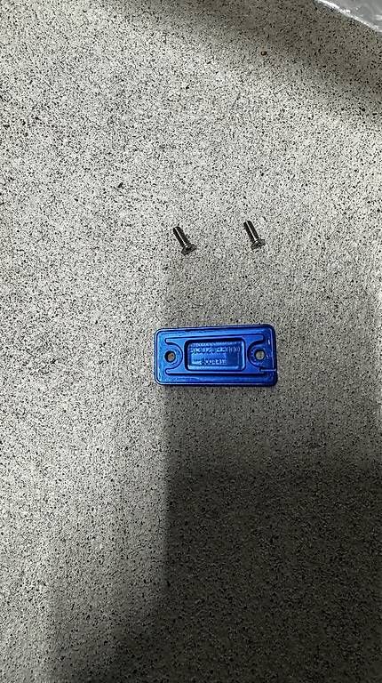 Alle Motorradersatzteile: Blauer Kupplungsausgleichsbehälter-Deckel Husqvarna 701 – Gebraucht aus Rumlikon von Kapi04
