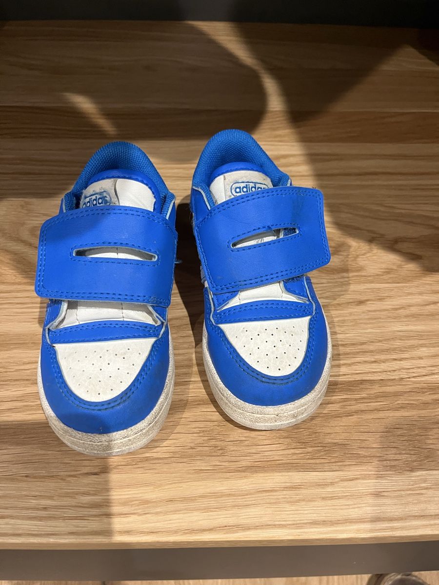 Adidas Chaussures garçon: Adidas Schuhe – D'occasion à Flamatt par Ruebliherbscht5