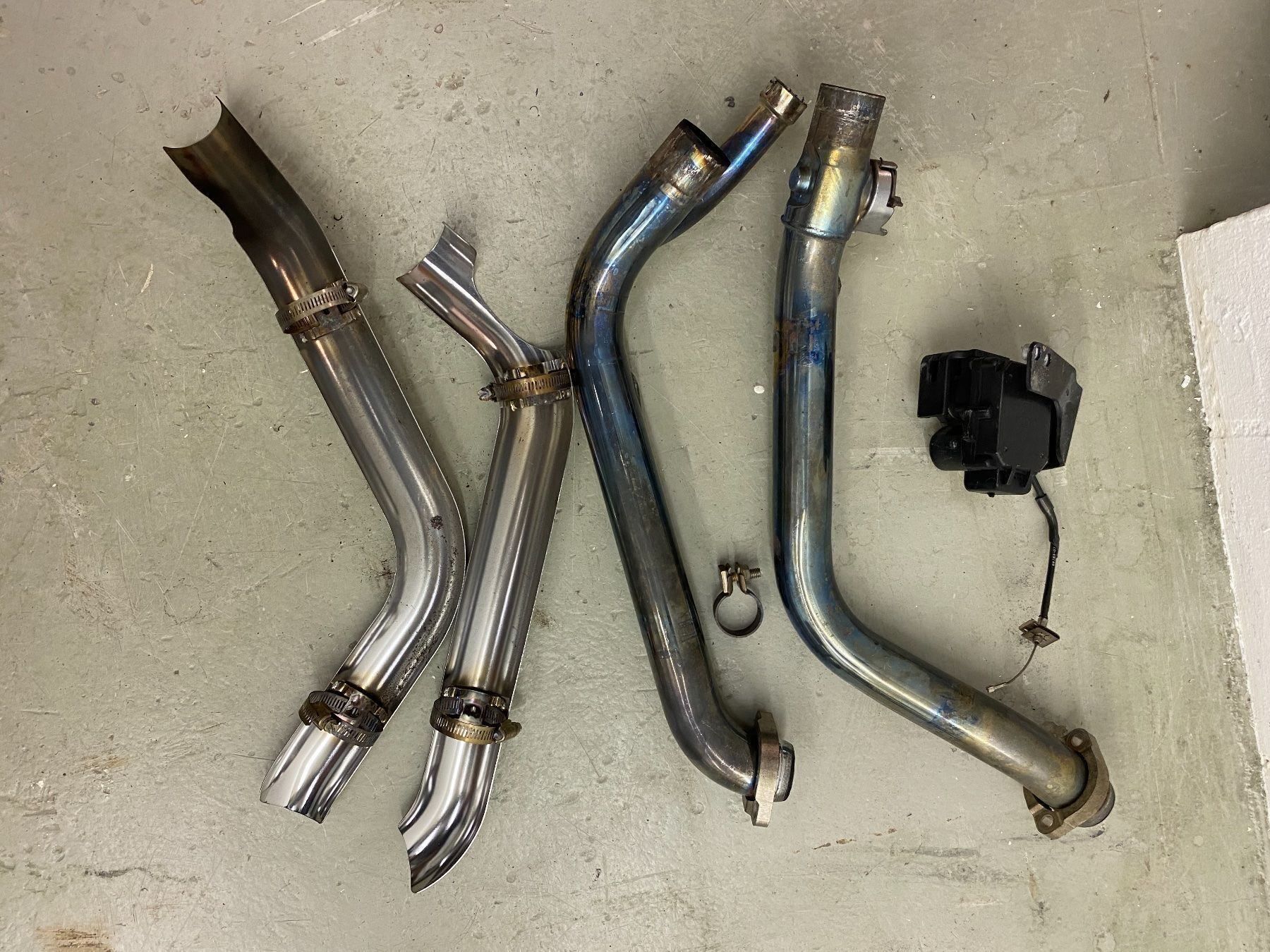 Harley-Davidson Sistemi di scarico: Harley Davidson Softail Original Krümmer – Usato da Schlieren venduto da 2rm_gd2m