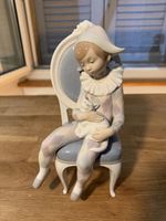 Lladró - Elegante Porzellanfigur – Mädchen auf einem Stuhl