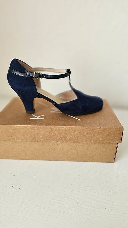 Scarpe da donna: KMB T-Strap Pumps – Usato da Sursee venduto da nei_7klk 1