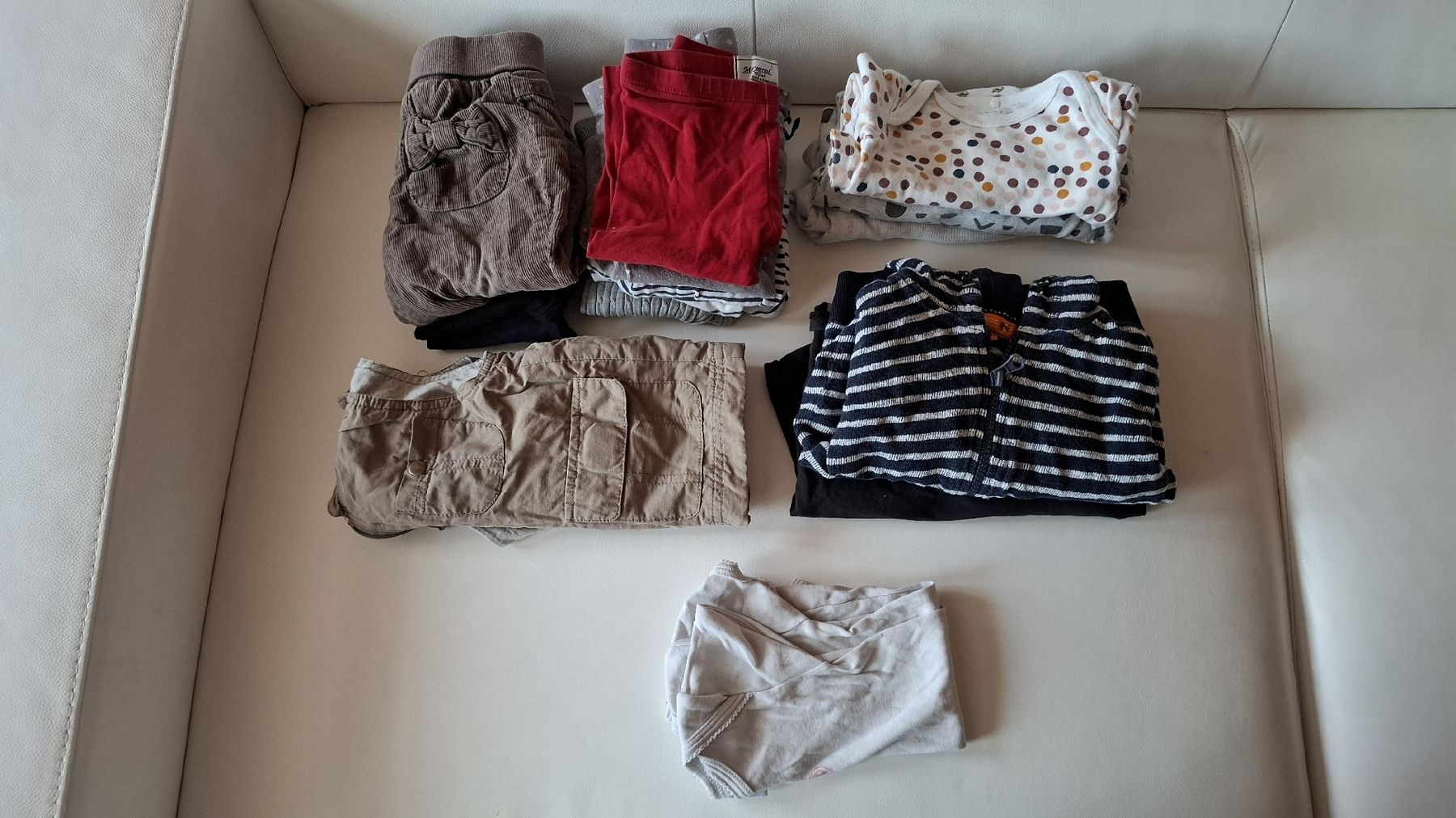 Lotti di vestiti: Kinderkleiderpaket Grösse 80, neutrale Farben – Usato da Beromünster venduto da Schildi1988