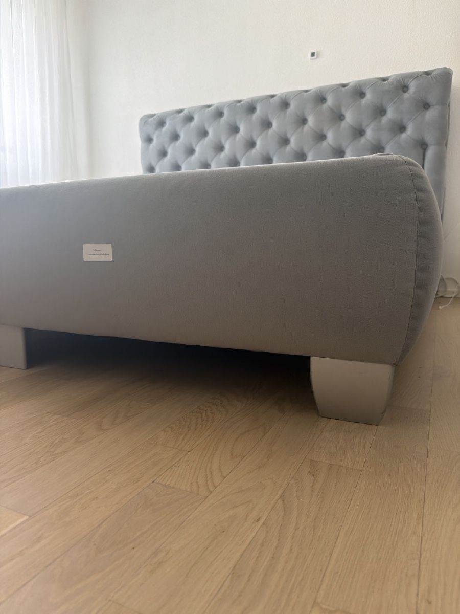 Letti: Graues Boxspring bett mit Samt Kopfteil - Top Zustand! – Usato da Effretikon venduto da MaisonNade 3
