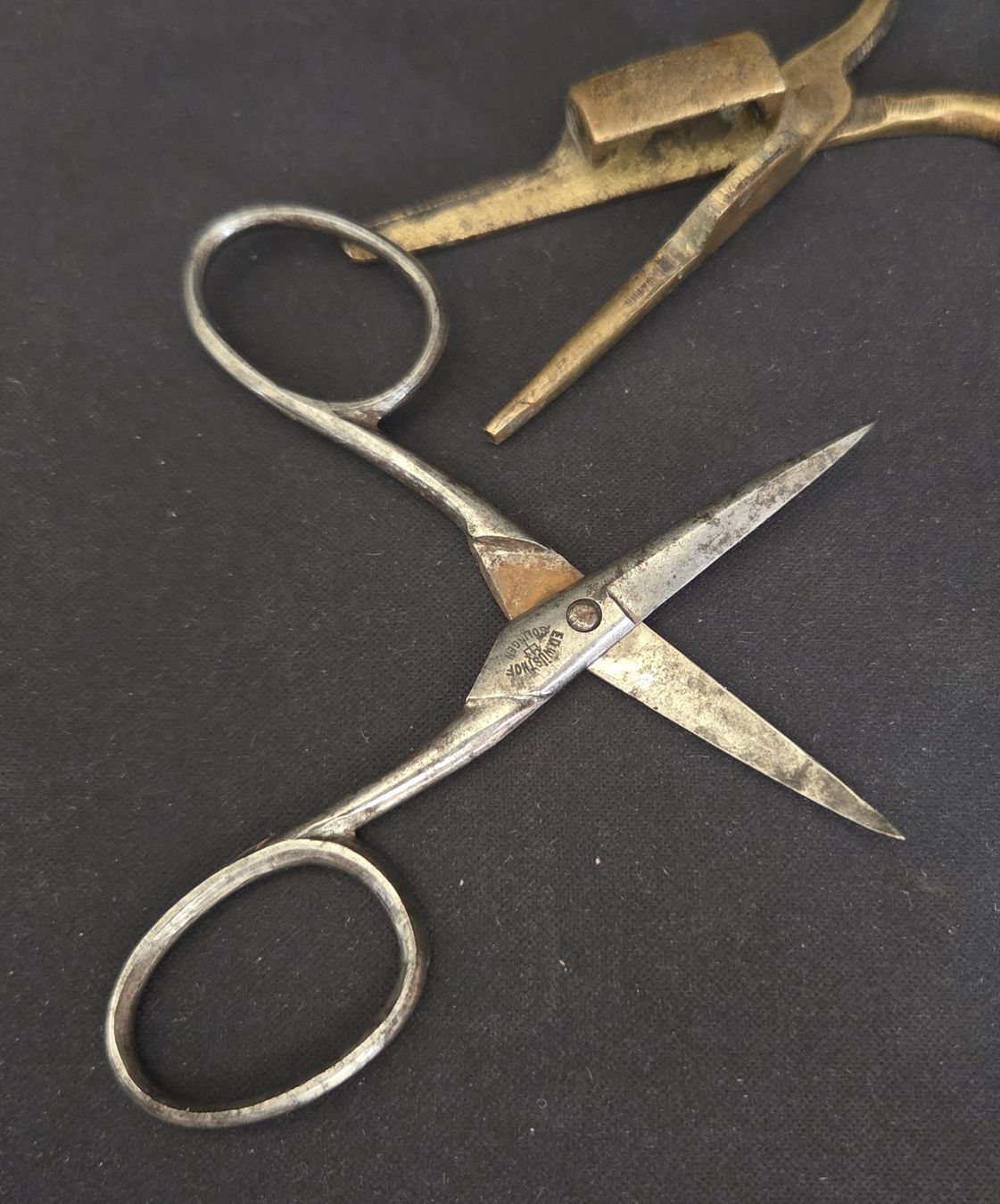 Alle Werkzeuge: 1x Kerzen-Schere 1x Schere klein   2x Ciseaux anciens – Gebraucht aus Tavannes von Cire 3