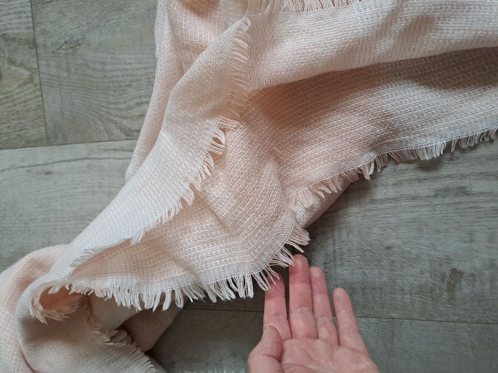 C&A Foulard & Sciarpe: Leichter Schal C&A zartrosa Fransen – Usato da Rickenbach LU venduto da bishiida 1