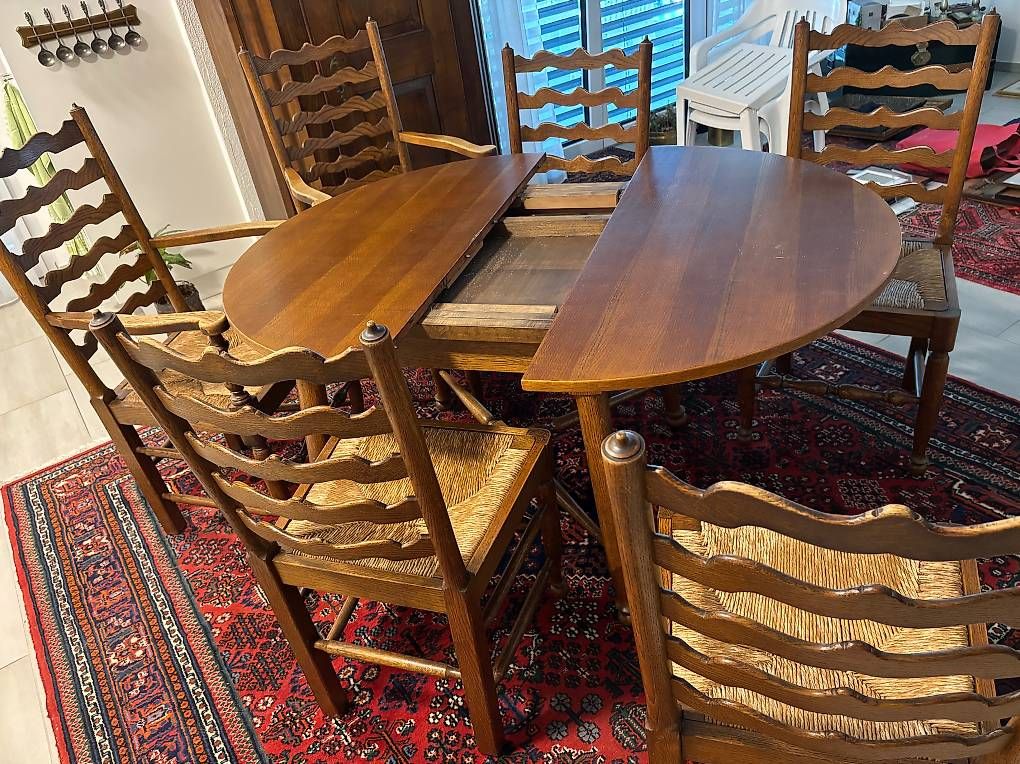 Tables: Holztisch mit geflochten Stühlen – D'occasion à Jona par Nimbe