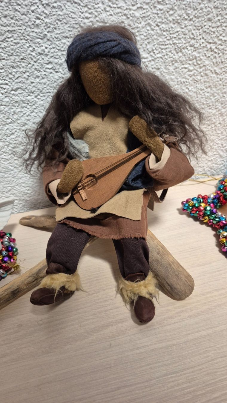 Statuette: Schwarzenberger Krippenfigur - Hirt mit Laute inkl. Holz – Usato da Jegenstorf venduto da arbon54