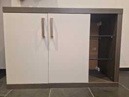 Geräumiges, modernes Badmöbel 