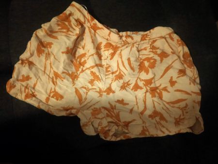Sommerliche Shorts mit Blumenmuster, Grösse 38, neuwertig