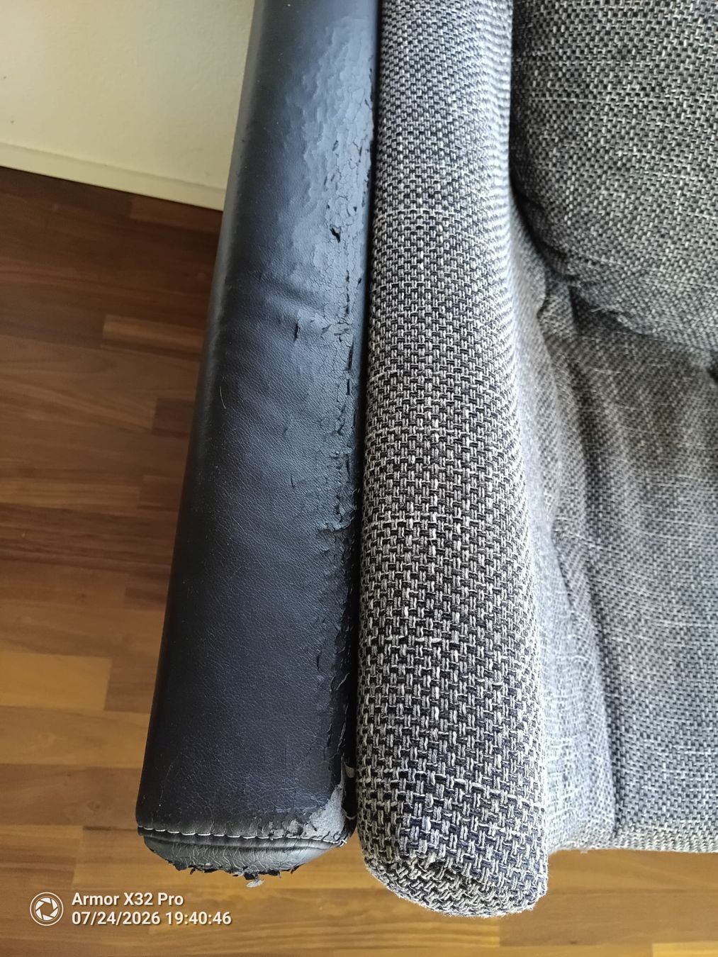 Sofas: Ecksofa grau Stoffkombination Lederoptik  – Gebraucht aus Altikon von NSGT-R 1