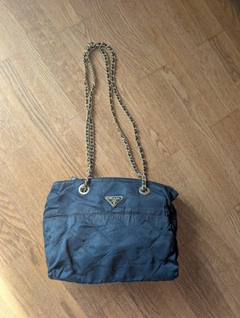 Prada Nylon Tasche mit goldener Kette 