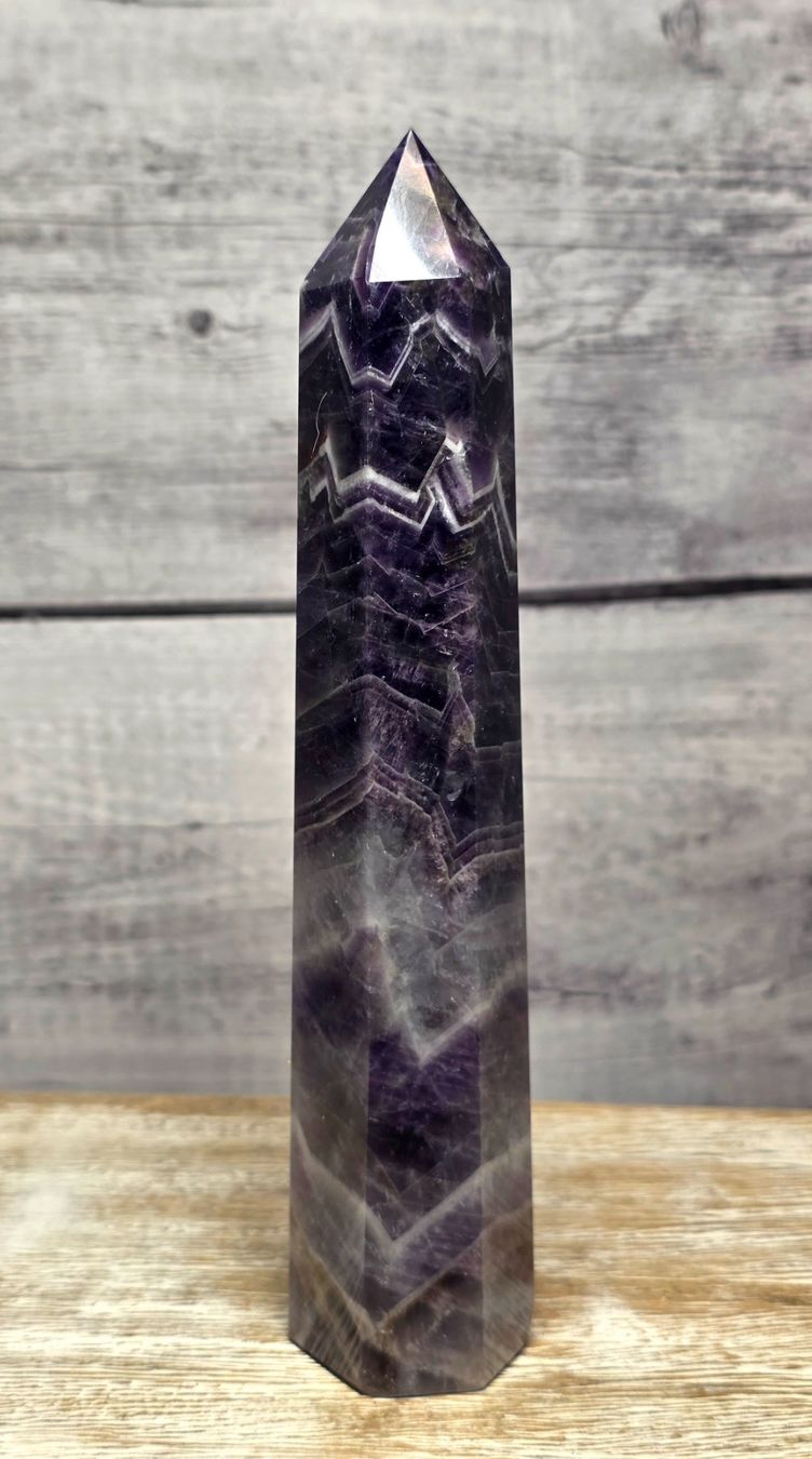 Minerali & Pietre curative: Chevron Amethyst Obelisk F 330g – Nuovo e nell'imballaggio originale da Matzingen venduto da Shay_Crystalz