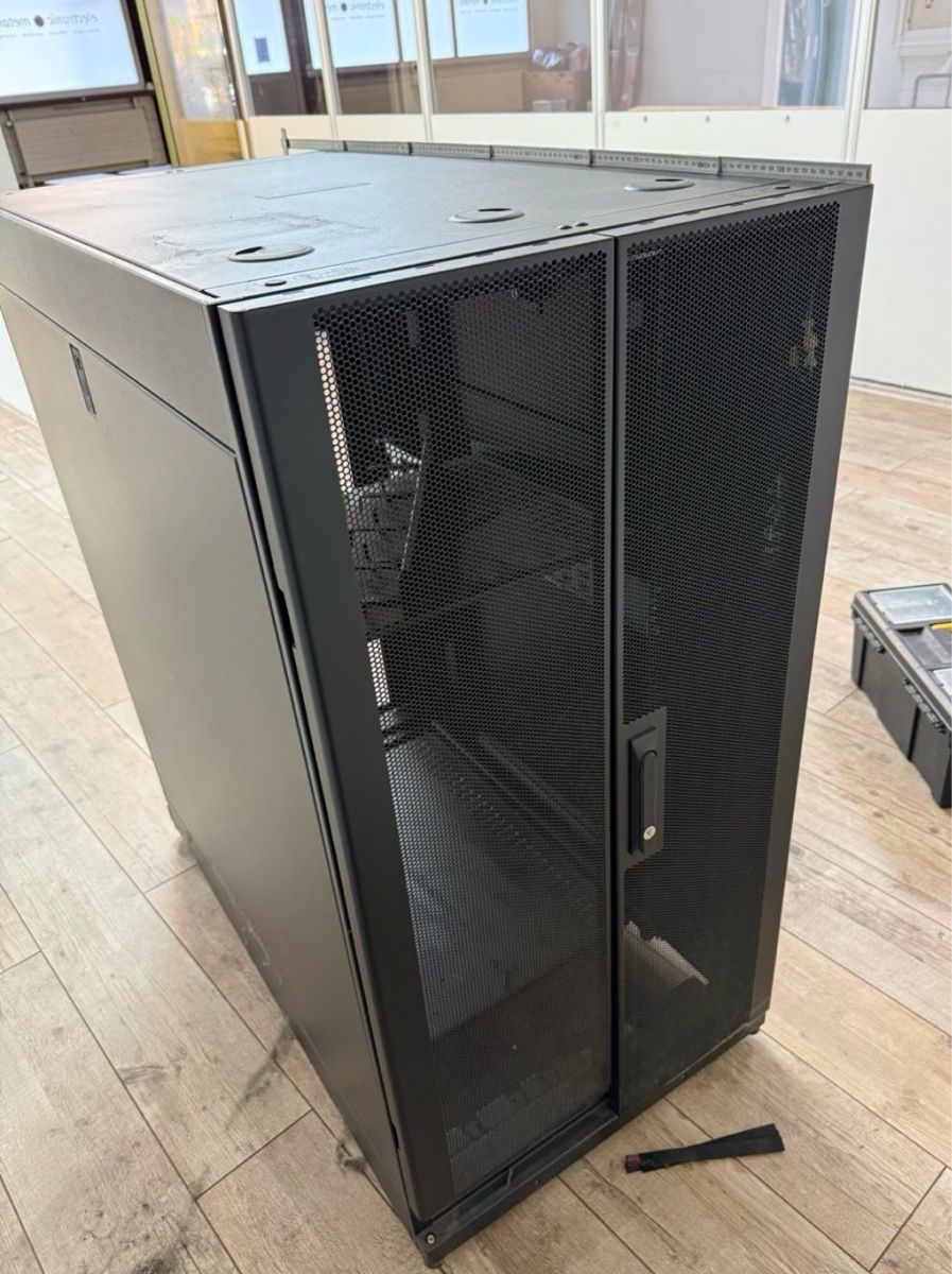 Apc Racks & Cavalletti: APC Serverschrank / Server Rack – Usato da Zürich venduto da deejaysfr 1