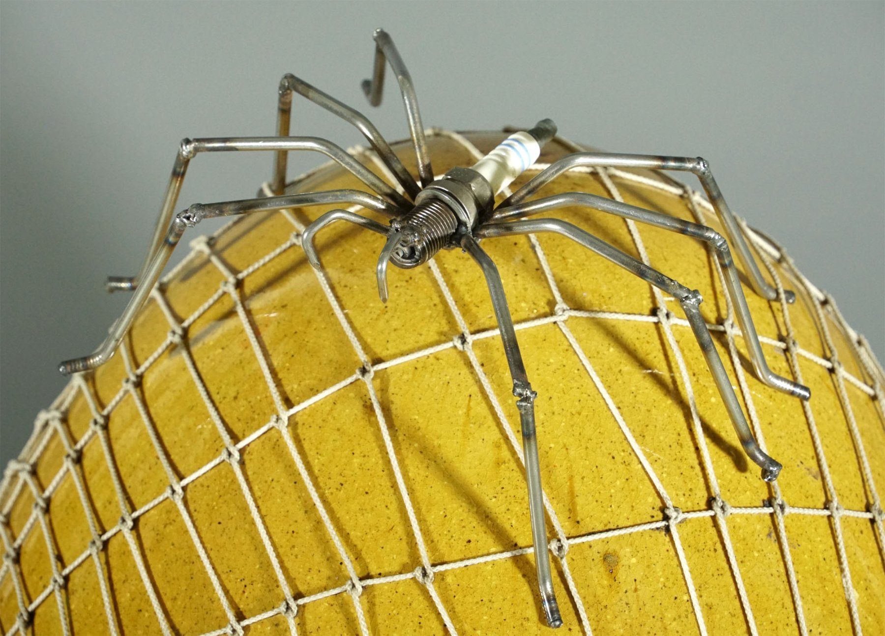 Statuette: Kunstobjekt XL Keramik-Ei mit Spinne auf Eisenständer 86cm – Usato da Meggen venduto da Trouvaillen 8
