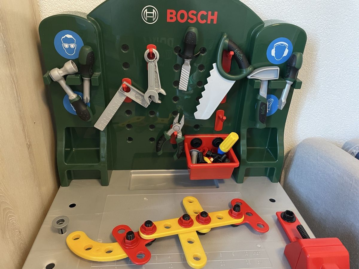 Spielzeuge: Bosch Werkbank mit Zubehör – Gebraucht aus Davos Dorf von Enzian5105 2