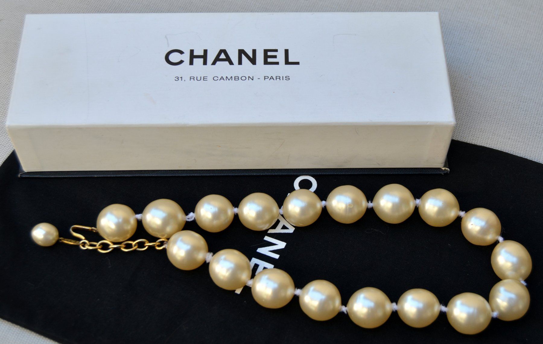 Chanel Ketten: Perlenkette CHANEL collier de perles Vintage – Gebraucht aus Collonges von Auganien 5