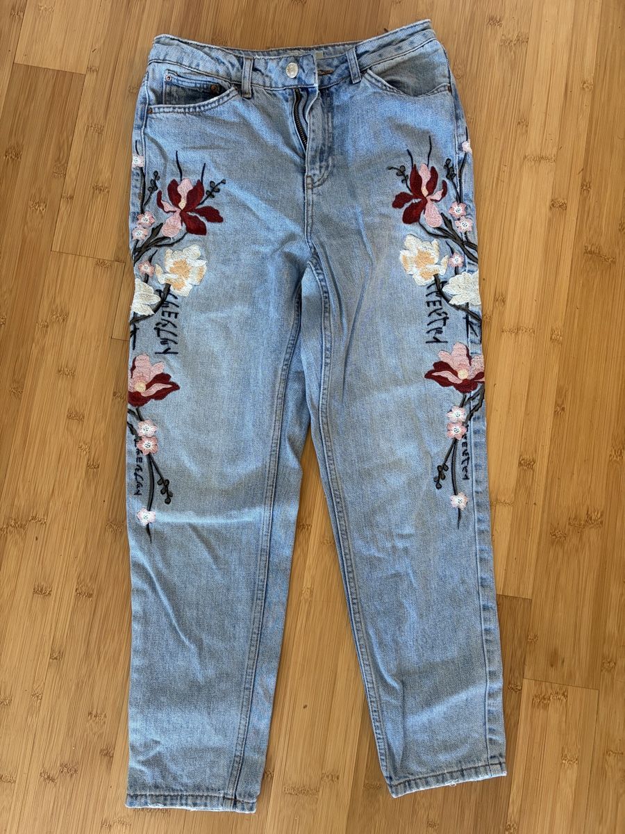 Topshop Jeans: Top Shop Jeans mit Blumen – Gebraucht aus Binz von sop_p2vf