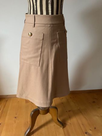 Rock beige mit Knöpfen in sehr gutem Zustand