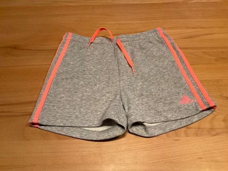 Kurze leichte Sweathose von adidas Gr 152 grau