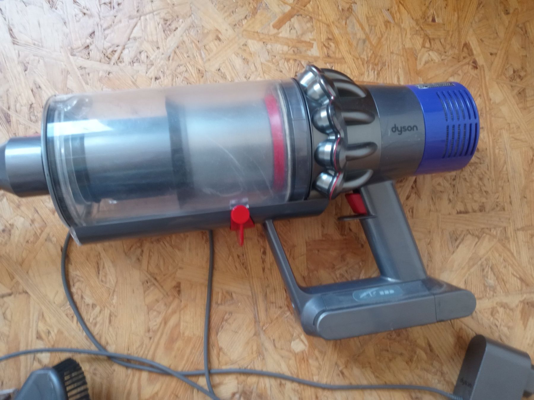 Dyson Staubsauger & Zubehör: Dyson V10 Staubsauger – Gebraucht aus Prez-vers-Siviriez von Monija70 7