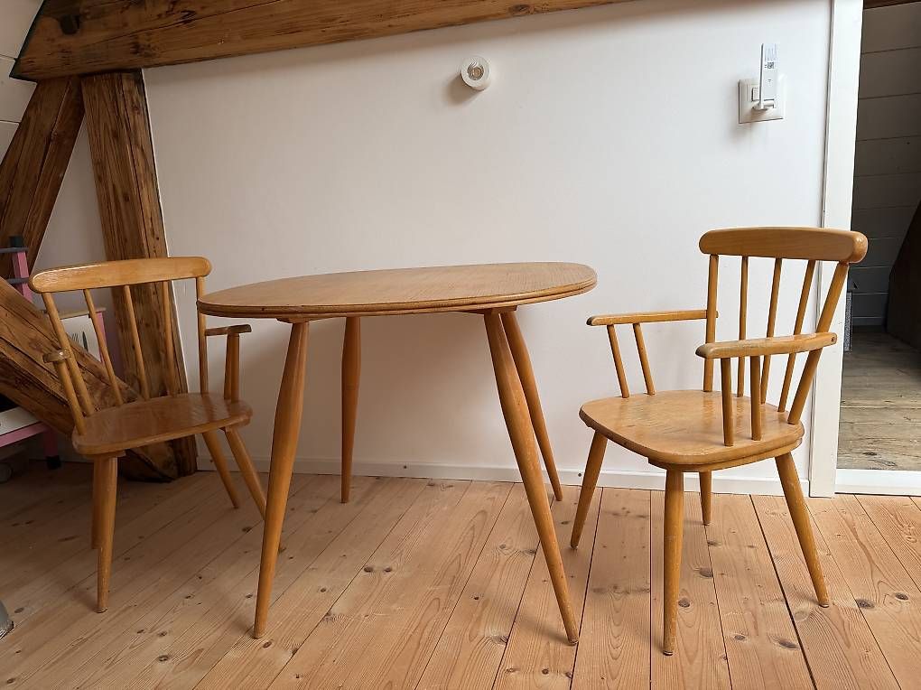 Set di tavolo e panche: Mid-century Kindermöbel von Herlag – Usato da Kreuzlingen venduto da eludwig