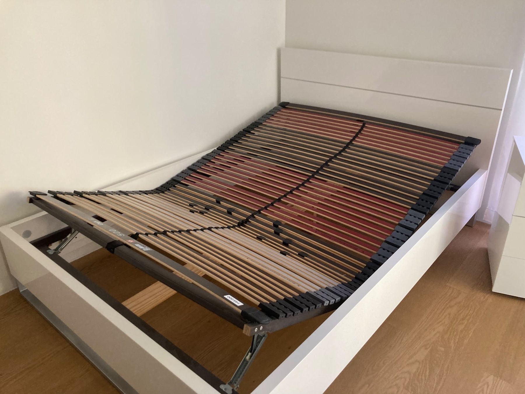 Betten: Bett mit Nachttisch – Gebraucht aus Balgach von Olieto 1