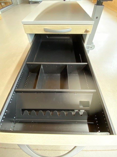 Scrivanie: Schreibtisch mit Rollcontainer – Usato da Neuhaus SG venduto da gsmmaschinenbau 4