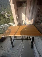 Table haute en bois avec 4 tabourets, bon état