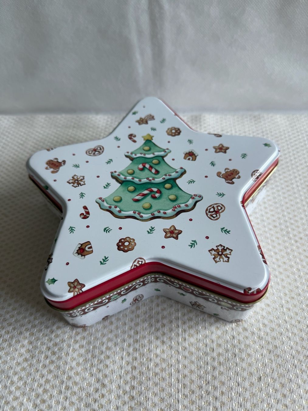Dolce & Gabbana Recipients et similaires: Boîte à biscuits - décor de Noël – D'occasion à Sion par accroshoes