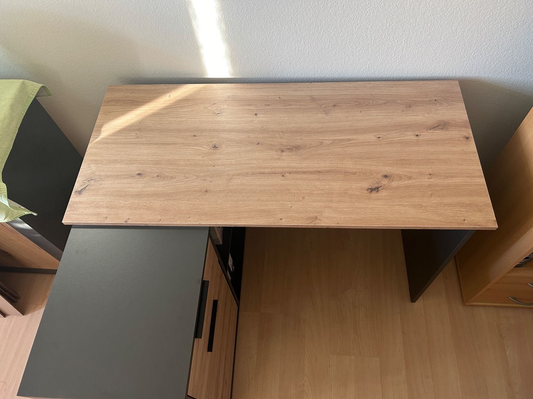 Scrivanie: Brauner schöner Schreibtisch – Usato da Thayngen venduto da nad_5syh 5