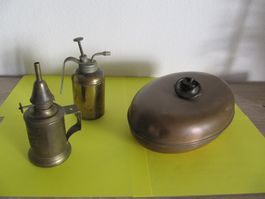 Antike Bettflasche, Fett oder Öl-Pumpe, Spirituslampe