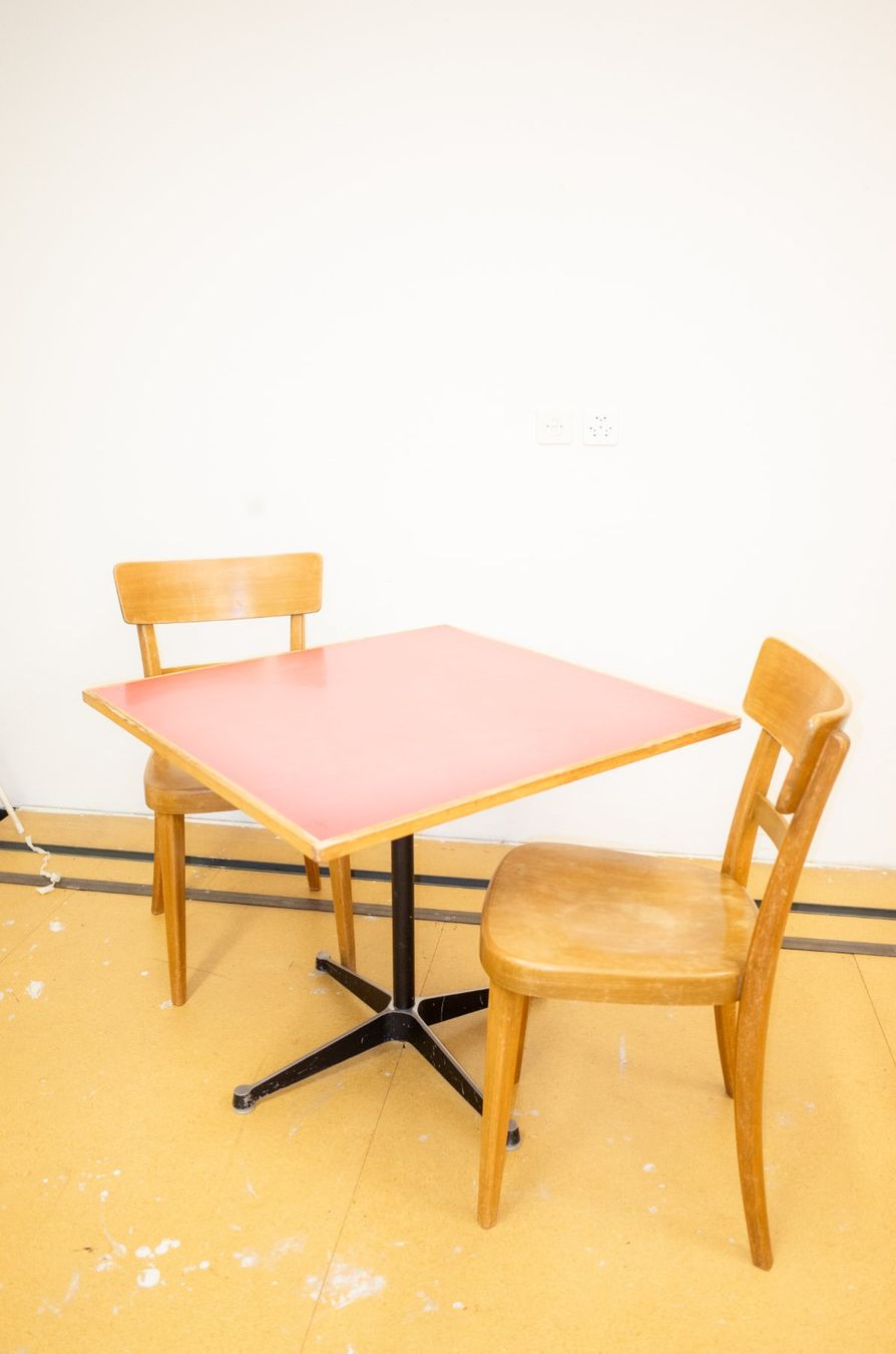 Eames Tables: Eames-Contract-Tisch – D'occasion à Basel par GEMEINE_BRENNESSEL