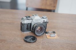 Canon AE-1 (analog) mit 50 mm f/1.8 Objektiv und UV Filter