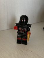 Diese LEGO Ninjago Minifigur stellt den Charakter Mr. E dar