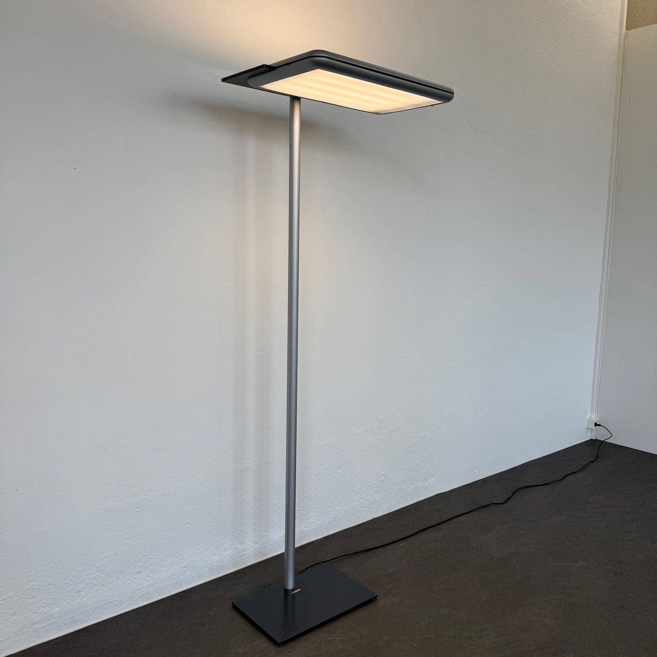 Ribag Lampade: Ribag Uniq Stehleuchte Warmweiss – Usato da Schönenwerd venduto da mcofficeshop 1