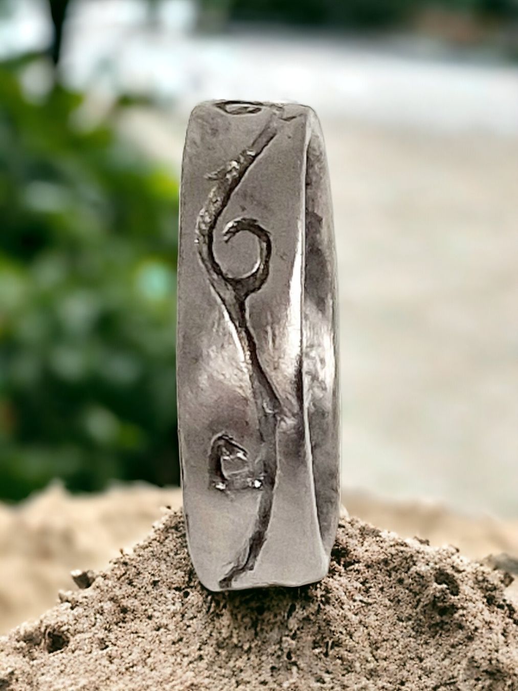 Anelli: Handgefertigter Ring aus Stahl, Gr. 58.5 – Nuovo e nell'imballaggio originale da Aarau venduto da Schmuckhoehle_MD 1