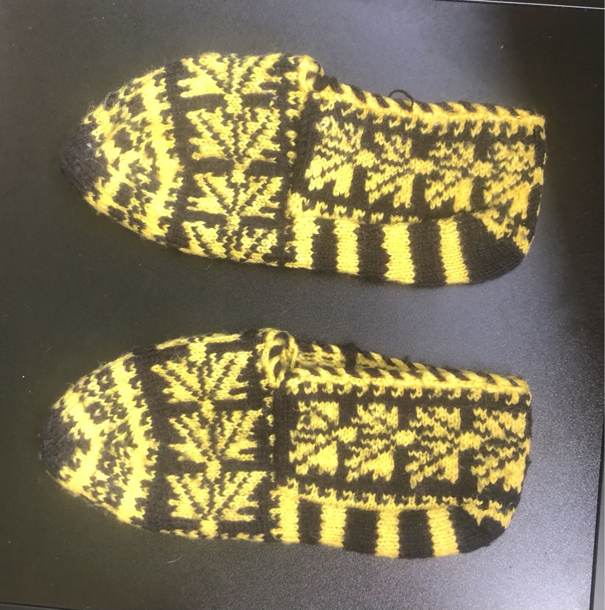 Scarpe da uomo: Gestrickte Socken gelb/schwarz Muster Grösse 38 – Nuovo (secondo la descrizione) da St.Gallen venduto da nitka. 1